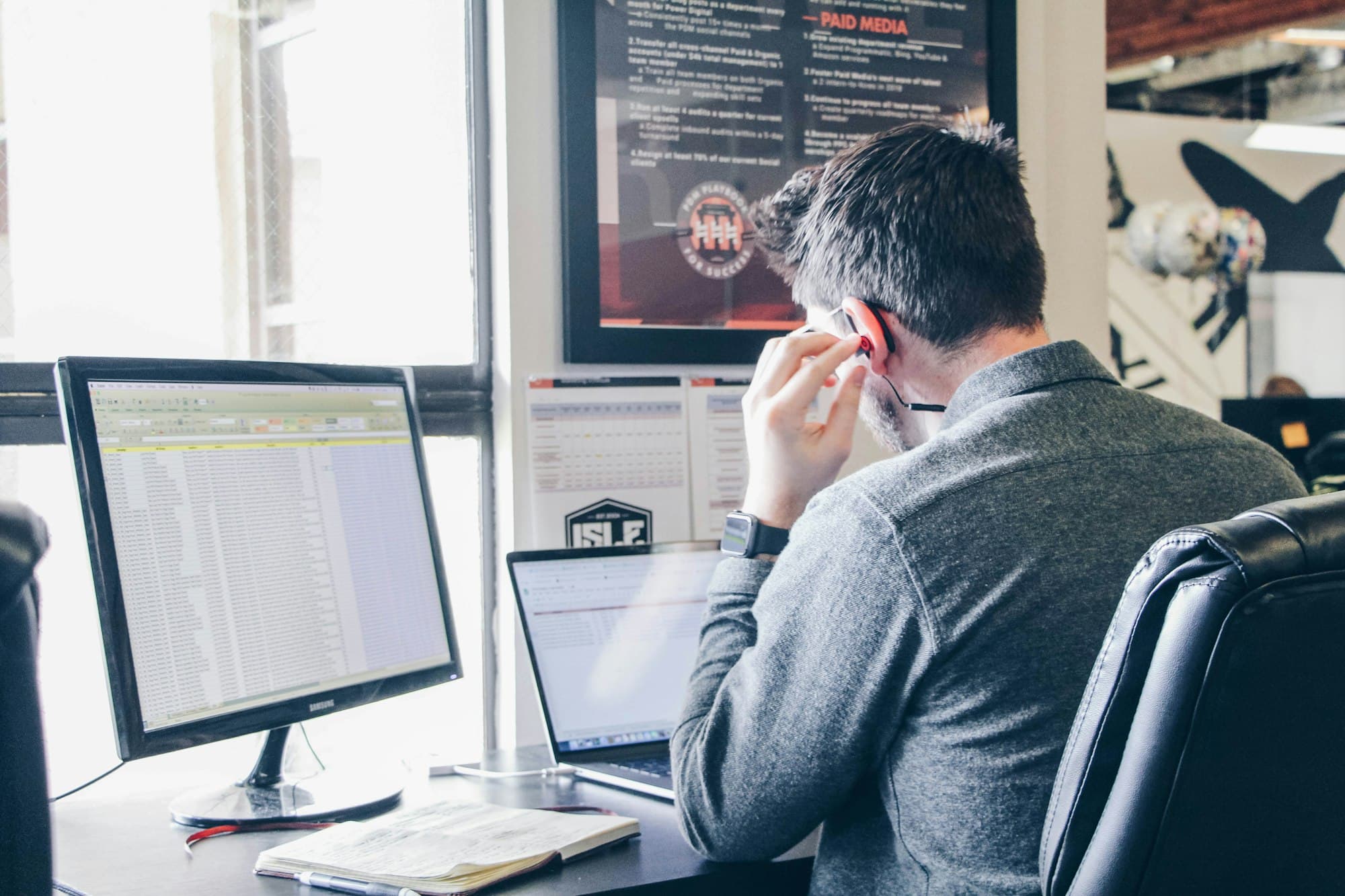 Planner aan de telefoon achter zijn scherm