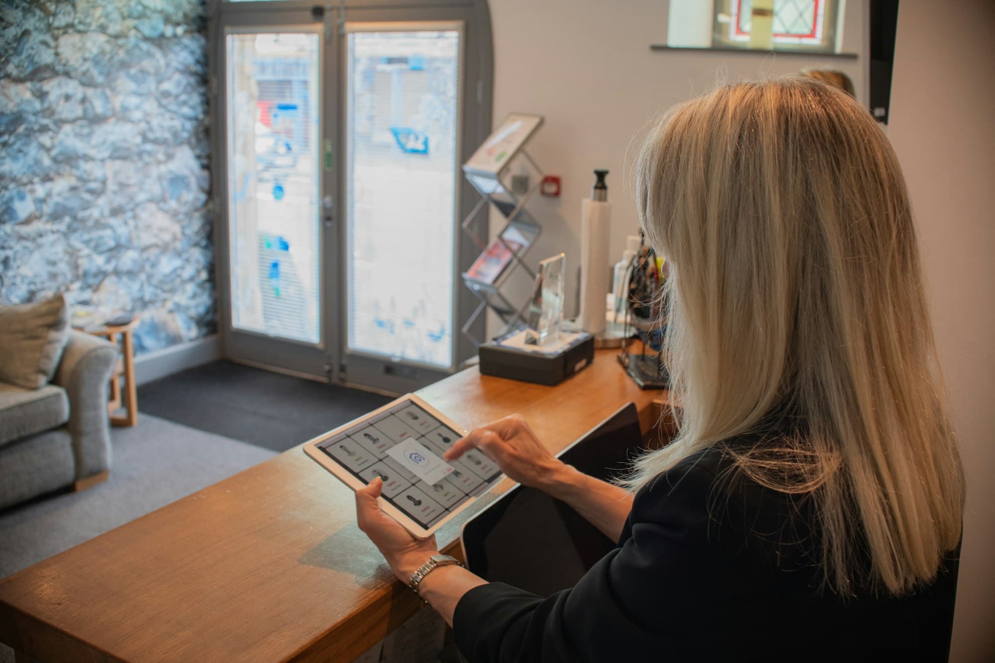Receptioniste achter de balie